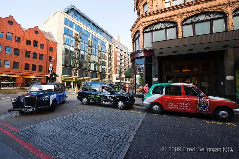 20090408_142946_D3 P1.jpg - London cabs outside Harrods